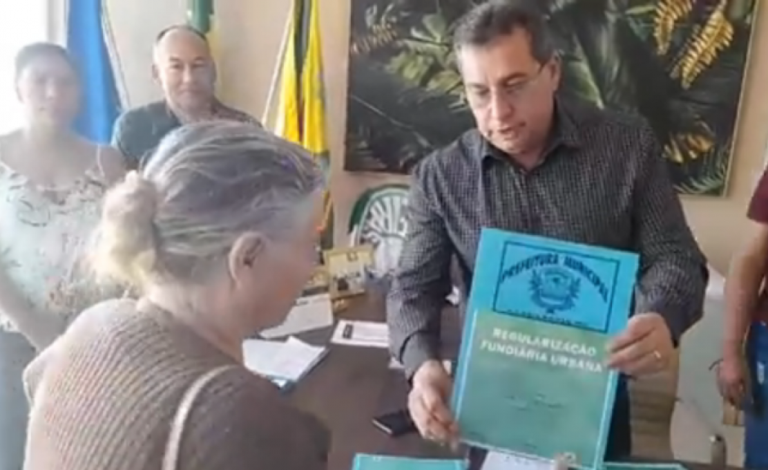 Prefeito Valdecy Costa faz a entrega Oficial das Escrituras de Imóveis Populare...