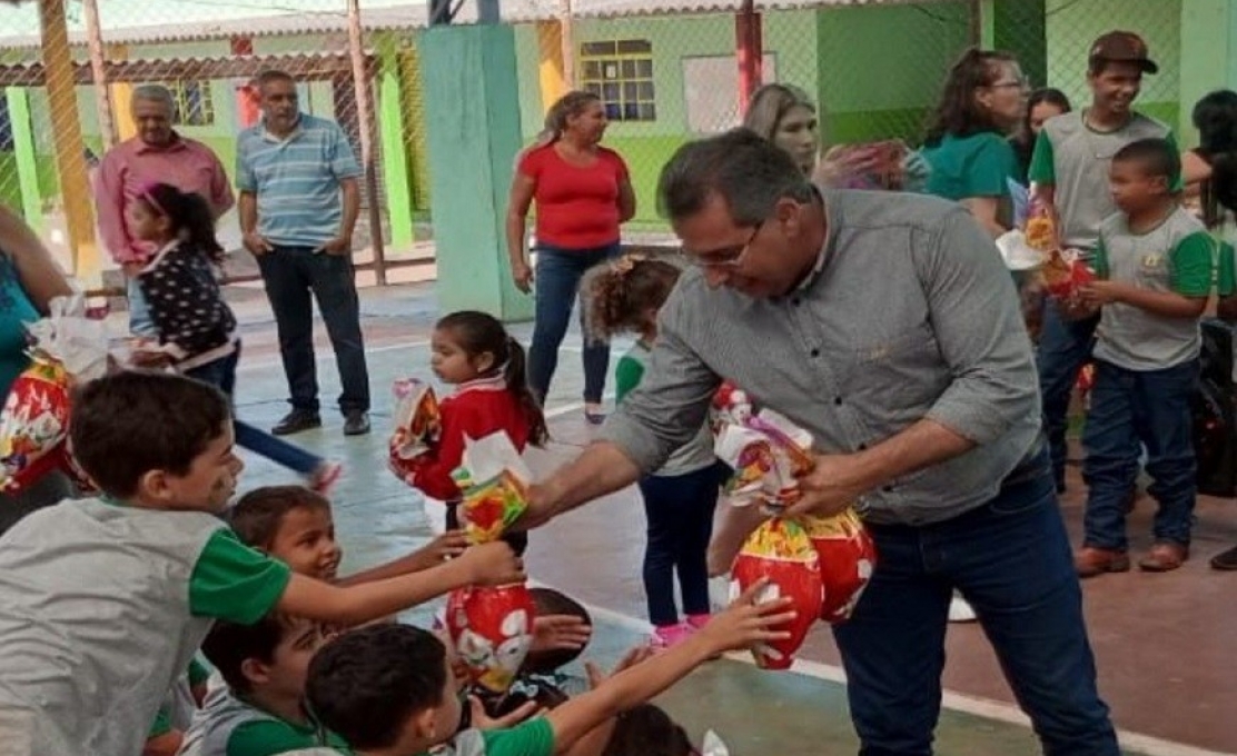 Prefeito Valdecy Costa realiza a entrega de ovos de Páscoa para alunos da rede ...