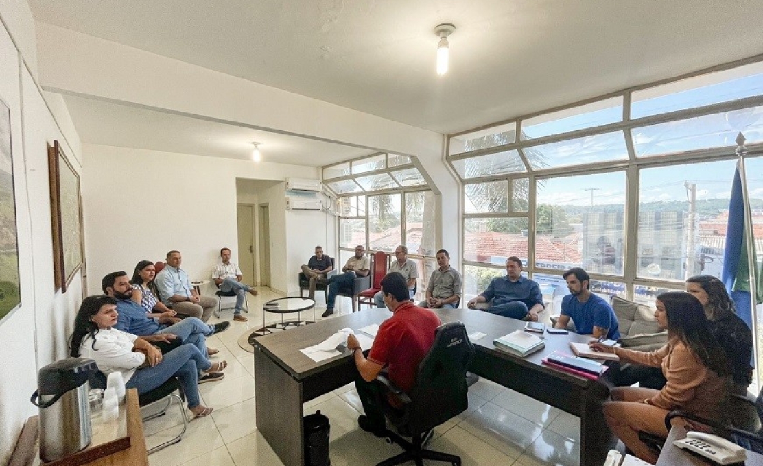 Prefeito Rodrigo Barbosa se reúne com vereadores para discutir metas dos próxi...