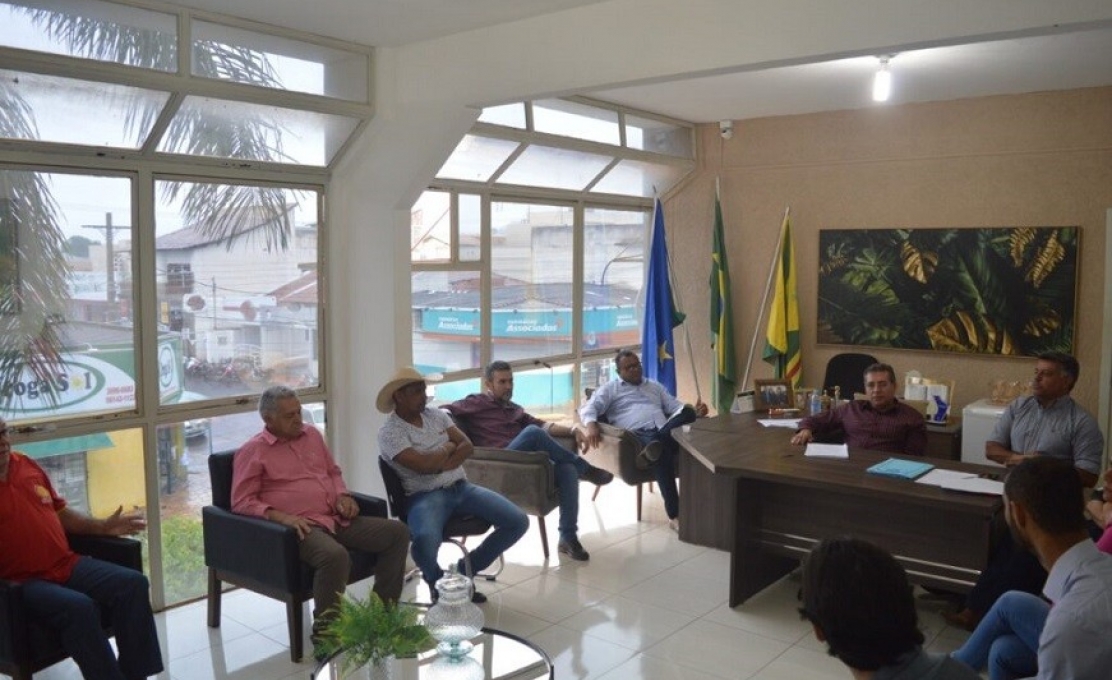 Prefeito Valdecy Costa se reúne com vereadores