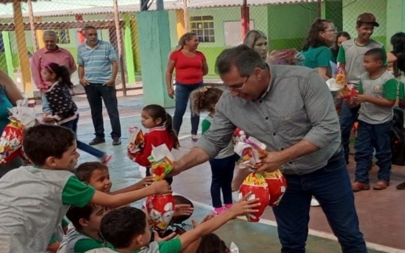 Prefeito Valdecy Costa realiza a entrega de ovos de Páscoa para alunos da rede municipal