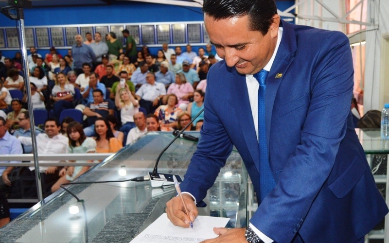Prefeito, vice e vereadores de Cassilândia tomam posse na Câmara Municipal.