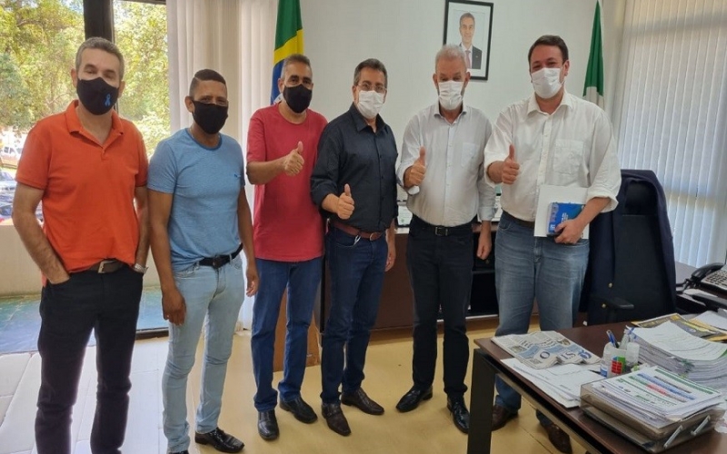 VICE-PREFEITO, SECRETÁRIO MUNICIPAL DE SAÚDE E VEREADORES DE CASSILÂNDIA REUNIRAM-SE COM GERALDO RESENDE 